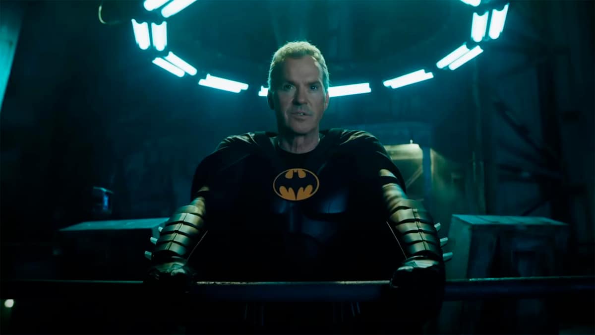 Michael Keaton aparece como Batman sem o capuz, no filme The Flash.