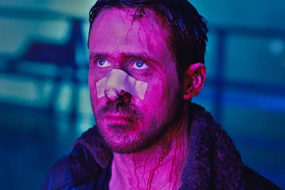 Homem machucado olhando para cima. Post 4 Dicas de Filmes com Ryan Gosling.