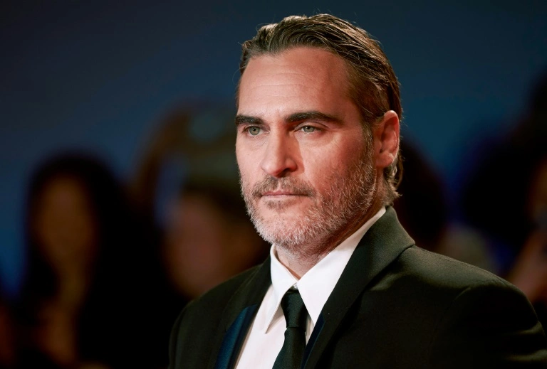 O Ator Joaquin Phoenix de smoking. Post 4 Dicas de Filmes com Joaquin Phoenix