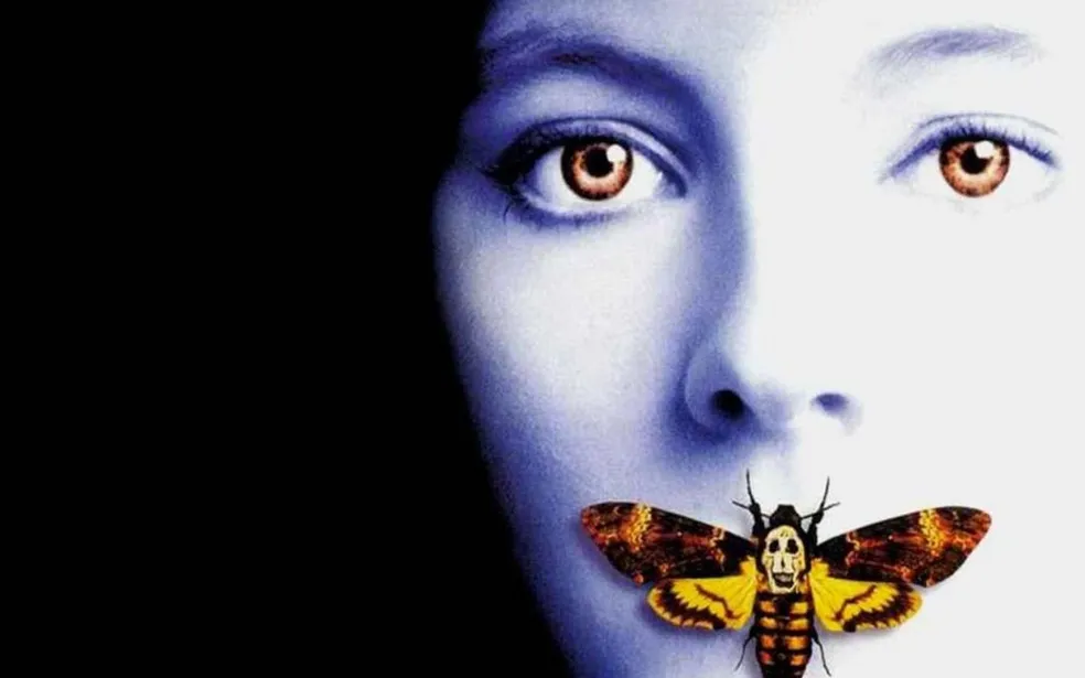 Uma mulher com uma mariposa tampando a boca. Post 4 Filmes para Relembrar os Anos 90