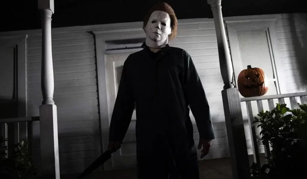 Michael Myers aparece com uma faca na mão. As curiosidades mais doidas do terror.