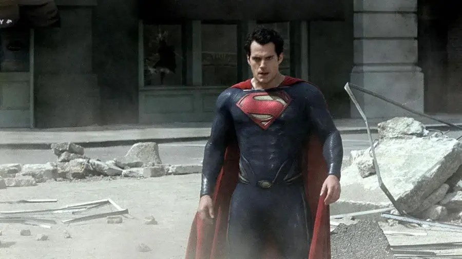 Superman aparece caminhando de forma ameaçadora em uma batalha. Post 6 Filmes com Finais Decepcionantes.