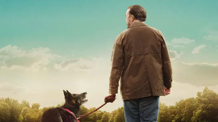 Um homem com seu cachorro na coleira, cena da série After Life da Netflix. Post Dicas de Séries Imperdíveis na Netflix.