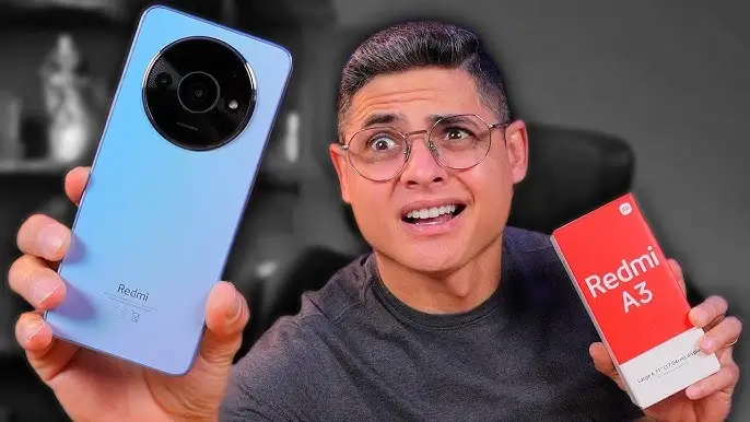 Gesiel Taveira do canal de mesmo nome mostra um celular Xiaomi em uma das mãos. Post sobre Canais no Youtube sobre Reviews Tech.