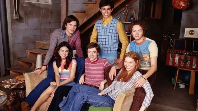 Elenco da série That' 70s Show reunida. Post sobre séries antigas que valem a pena reassisitir.