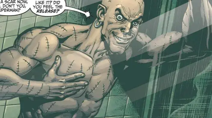 Cena em quadrinho que mostra o vilão Victor Zsasz sem camisa exibindo suas cicatrizes.  Post 7 Vilões do Batman que Merecem uma Chance no Cinema.