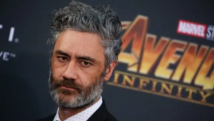 Diretor Taika Waititi de terno na promoção do filme Avengers Infinity War.