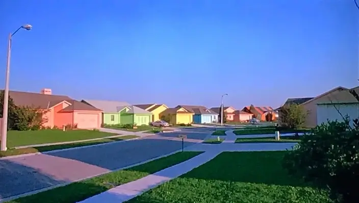 Bairro em Tampa, Flórida com casas coloridas e grama cortada. Post Curiosidades e Bastidores Edward Mãos de Tesoura.