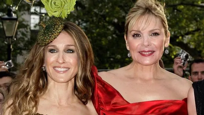 Sarah Jessica Parker e Kim Cattrall lado a lado em um evento de gala. Post sobre Atores e Atrizes que se Odiavam nos Bastidores.