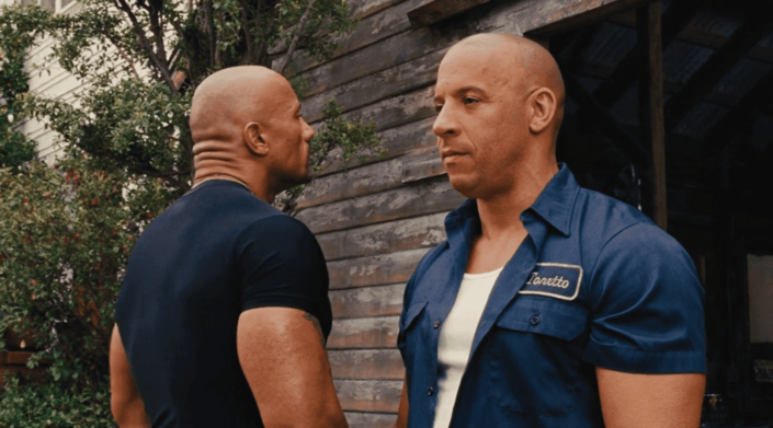 Os atores Dwayne Johnson e Vin Diesel aparecem juntos em uma cena de Velozes e Furiosos 8. Post sobre Atores e Atrizes que se Odiavam nos Bastidores.