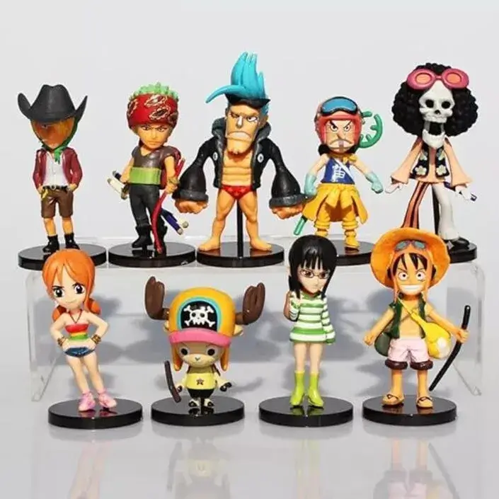 Coleção de 9 bonecos de One Piece  com Luffy e outros personagens.